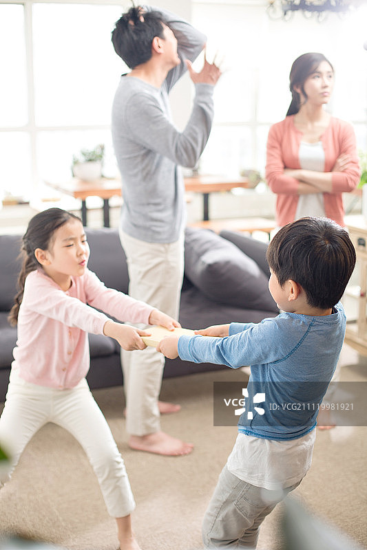 一家人争吵不休图片素材