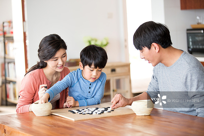 男孩和爸爸妈妈下围棋图片素材