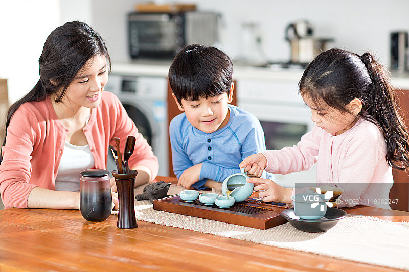 孩子们和母亲一起练习茶道图片素材