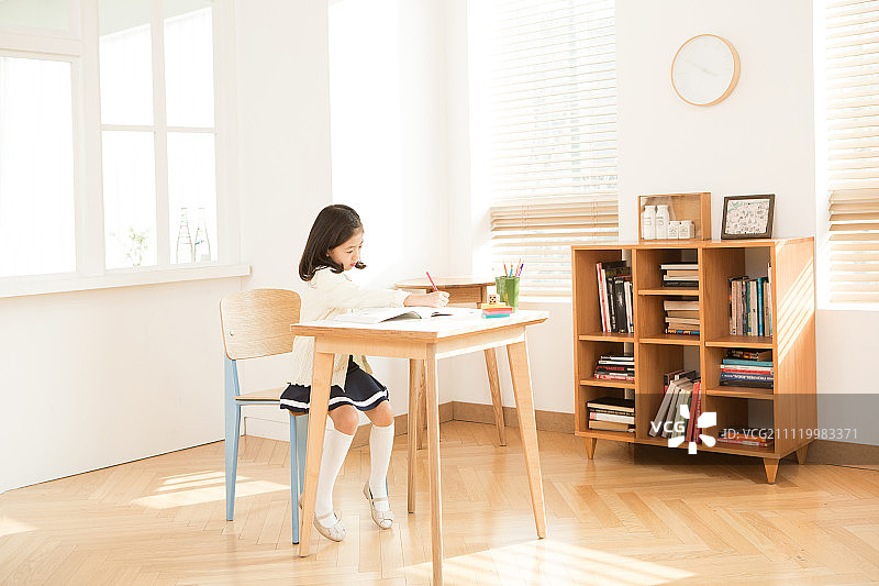 女孩在书房里学习图片素材
