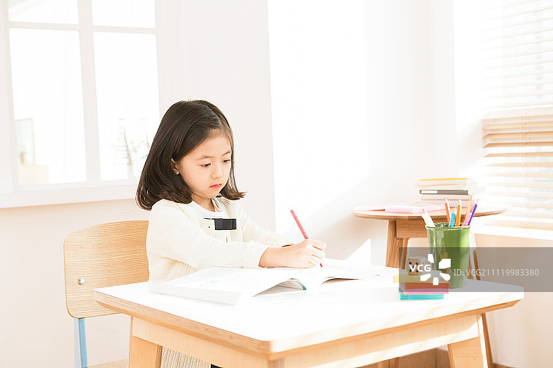 女孩在书房里学习图片素材