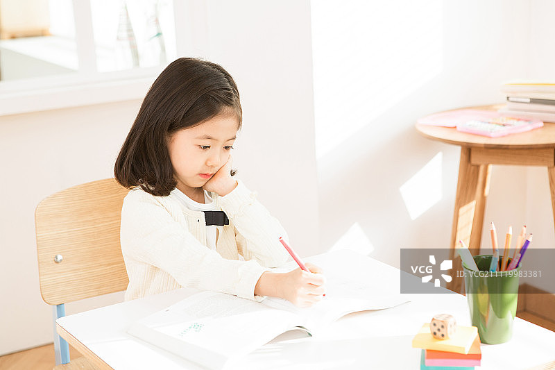 女孩在书房里学习图片素材