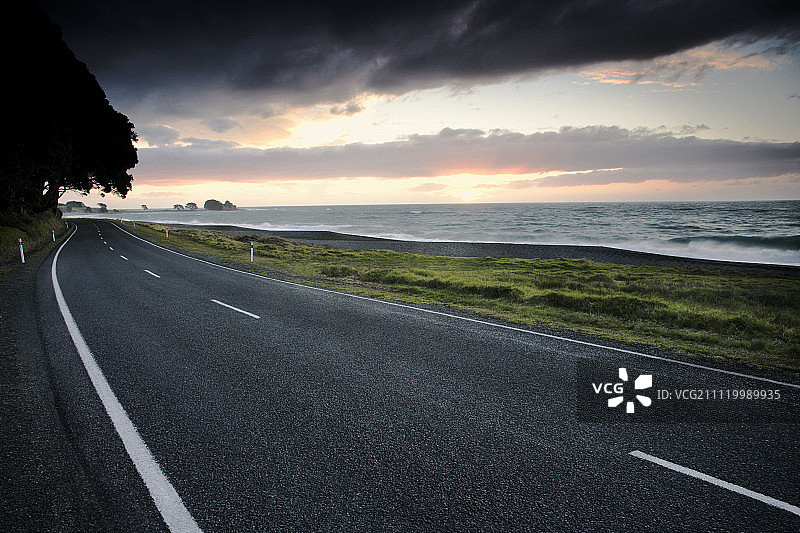 日出时分的海滨公路图片素材