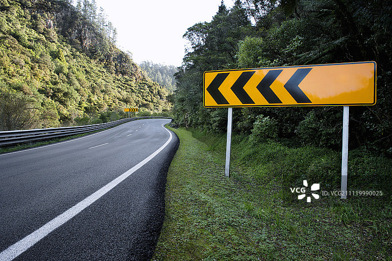 带有道路标志的乡村公路图片素材