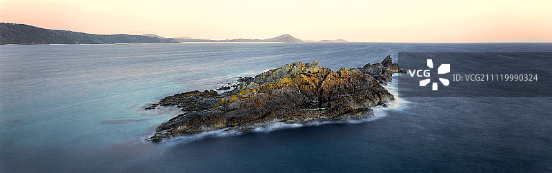 海洋中的岩石岛屿图片素材
