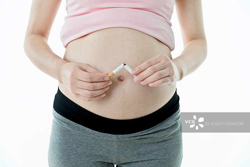 孕妇折断一根香烟图片素材