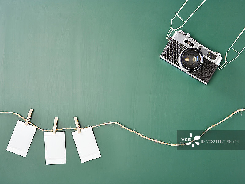 宝丽来照片和相机在黑板上的布局图片素材