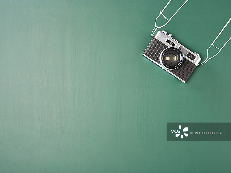 黑板上的数码相机图片素材