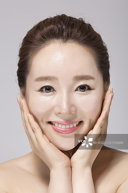 手托下巴的女子美妆照图片素材