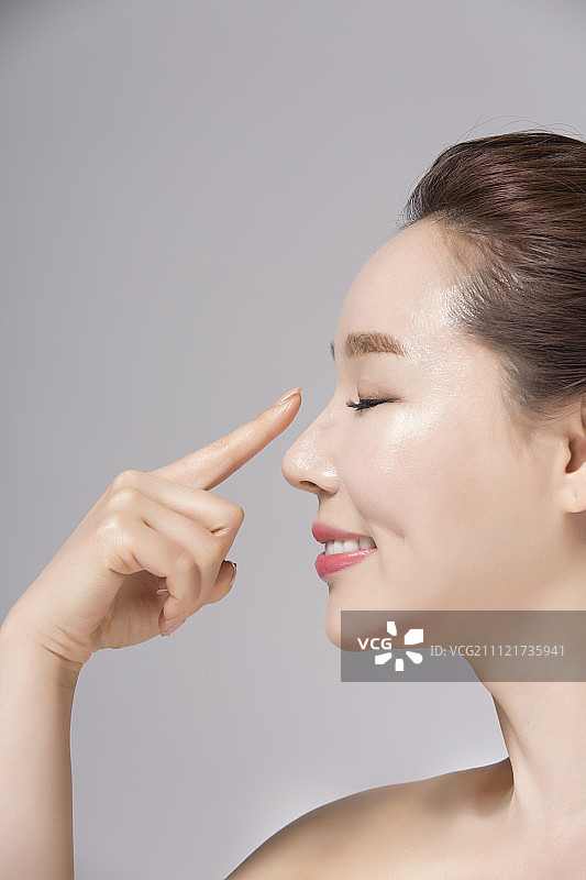 女性手扶鼻子的美妆照图片素材