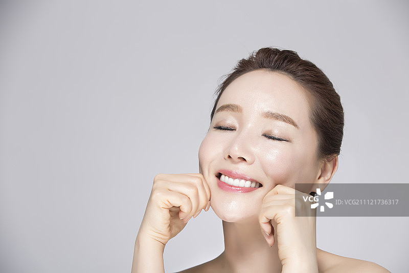 女子捏脸颊图片素材