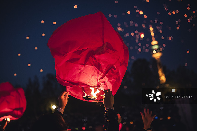 塔前的漂浮灯笼图片素材