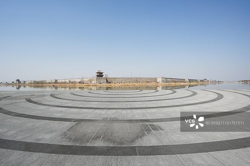 古建筑和空旷的现代广场图片素材