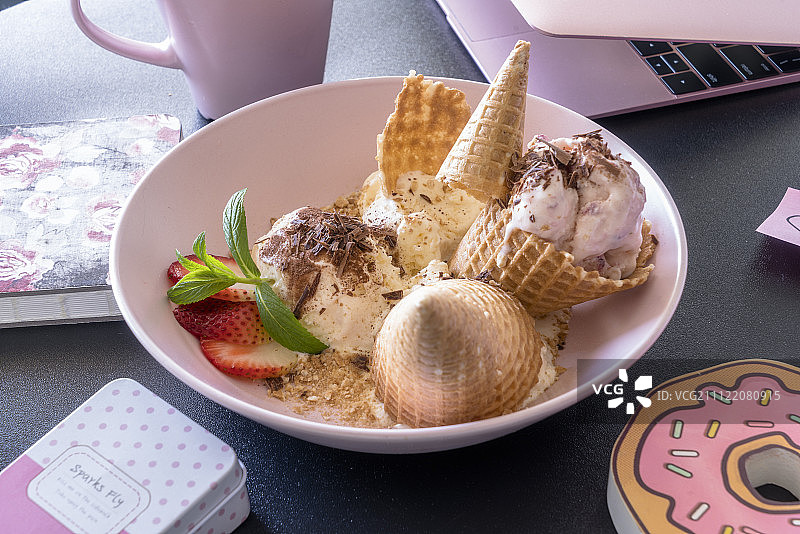 粉色冰淇淋图片素材