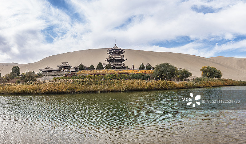 秋天的敦煌月牙泉图片素材