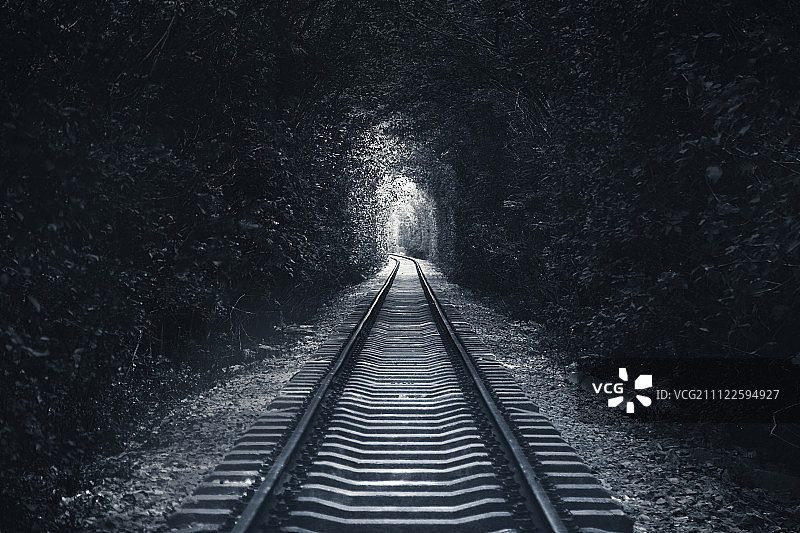 幽深的铁路隧道图片素材