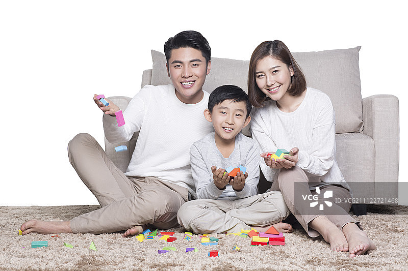 三口之家玩积木图片素材
