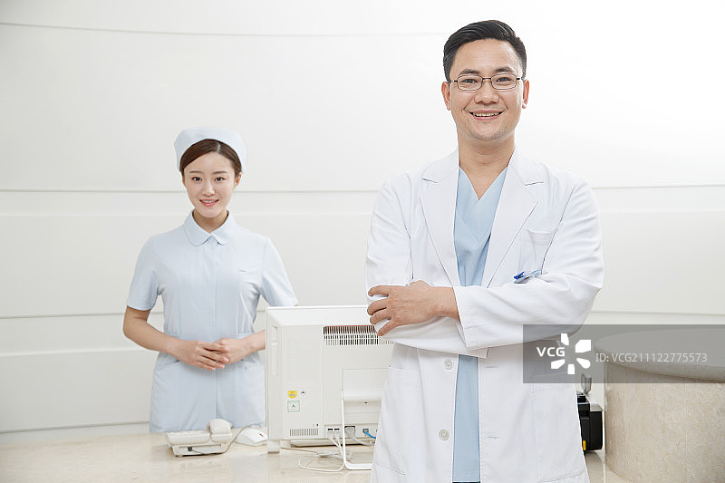 男医生和年轻女护士在服务台图片素材