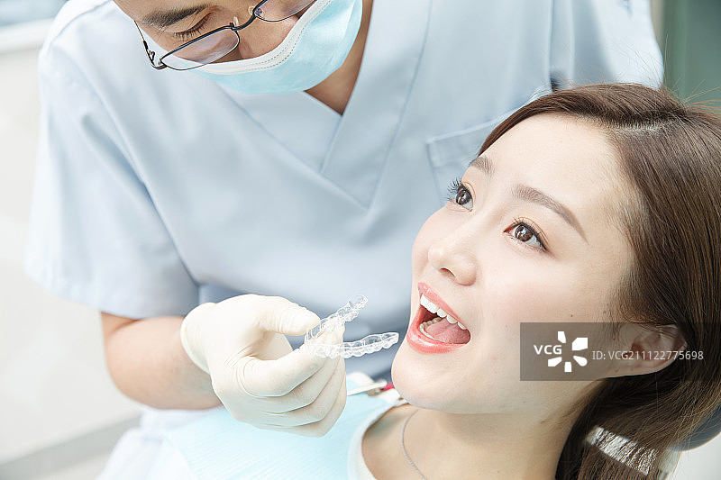 男牙医和女患者图片素材