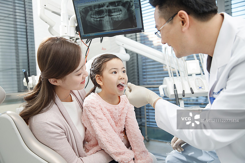 母亲带着女儿看牙医图片素材