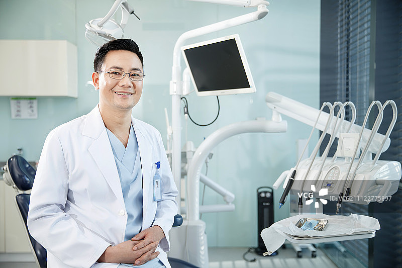 中年牙科医生图片素材