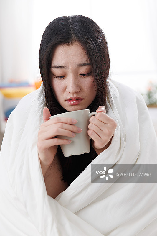 青年女人包裹着被子图片素材