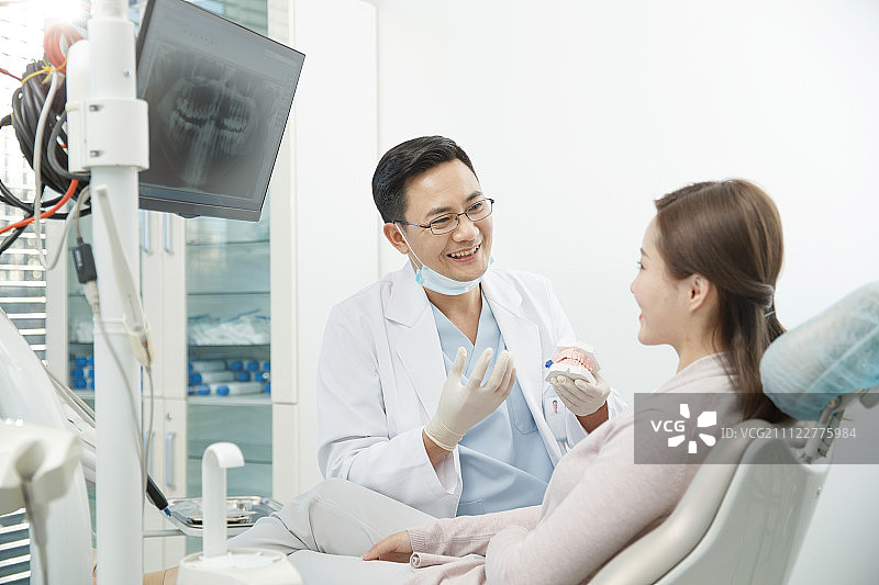 男牙医和女患者图片素材