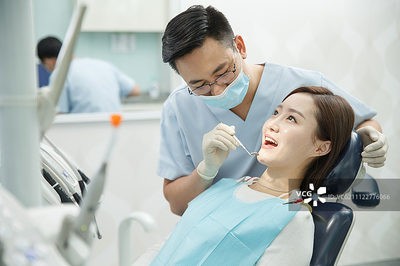 男牙医和女患者图片素材
