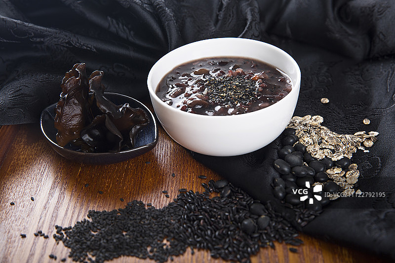黑米粥、木耳、黑豆和黑芝麻图片素材