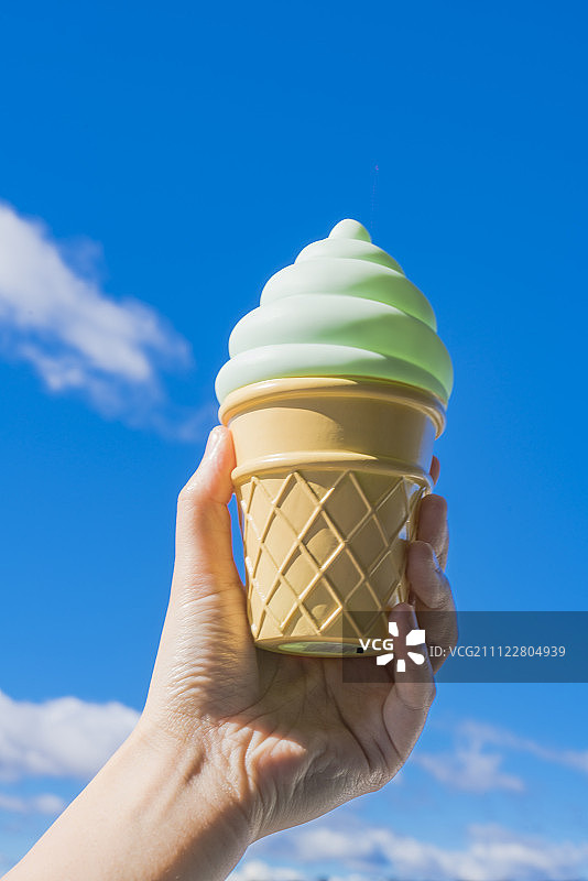 绿色蛋筒冰淇淋图片素材