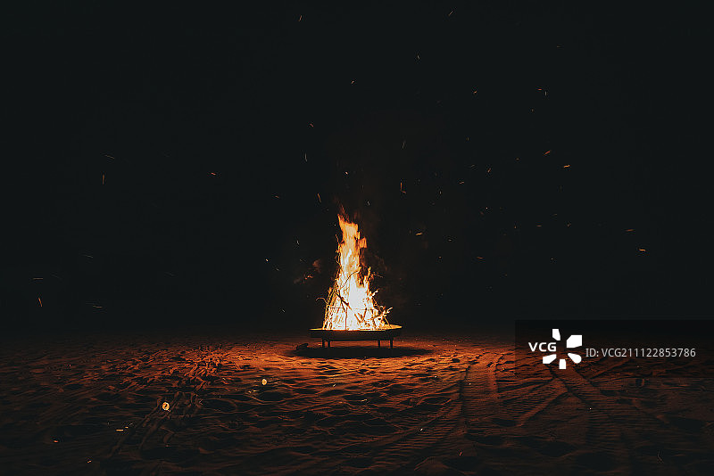 黑色背景下燃烧的篝火图片素材