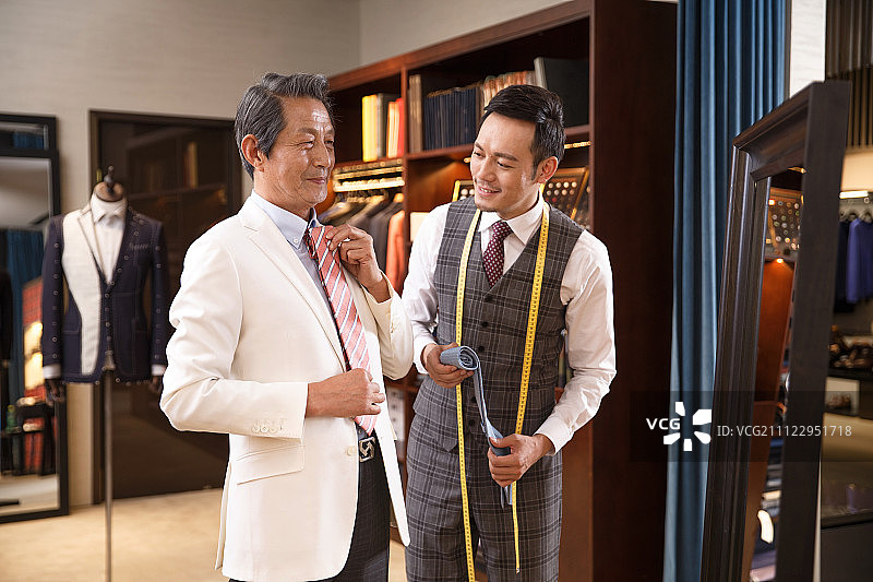 时装设计师和顾客图片素材