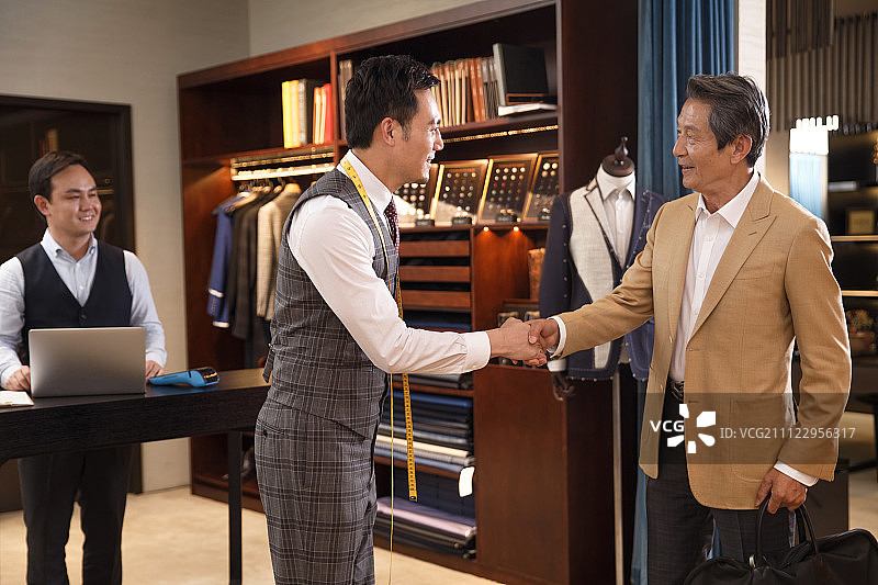 时装设计师和顾客图片素材