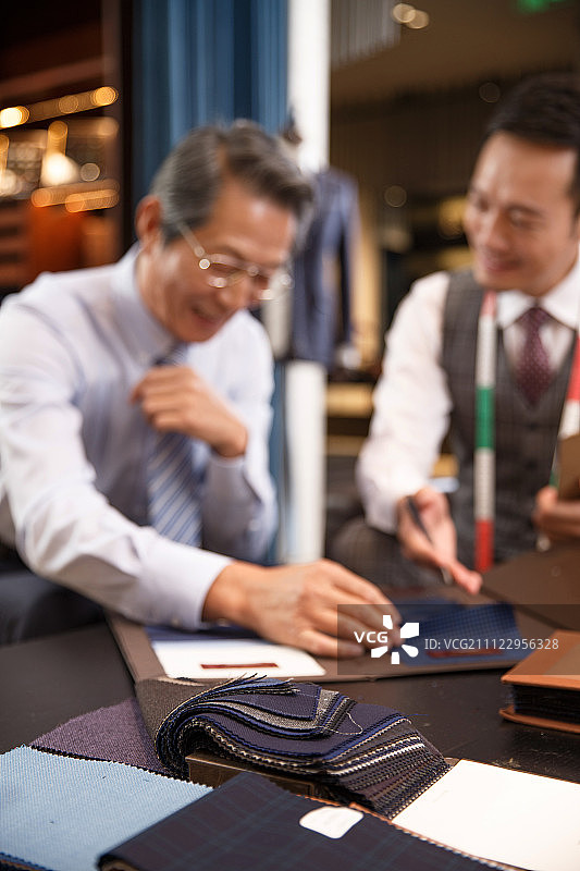 时装设计师和顾客图片素材