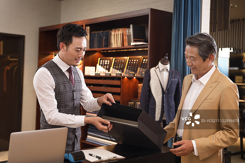 时装设计师和顾客图片素材