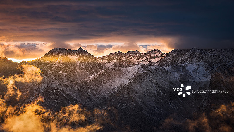 巴郎山日出图片素材