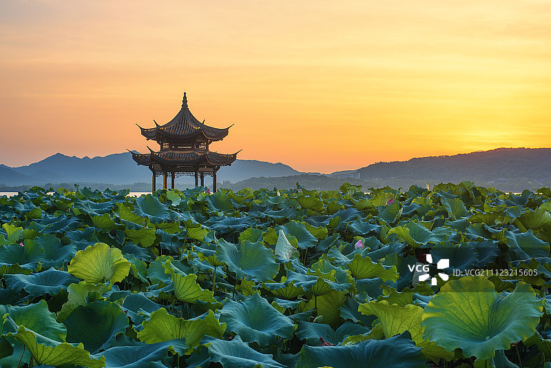 浙江省杭州市集贤亭的傍晚风景图片素材