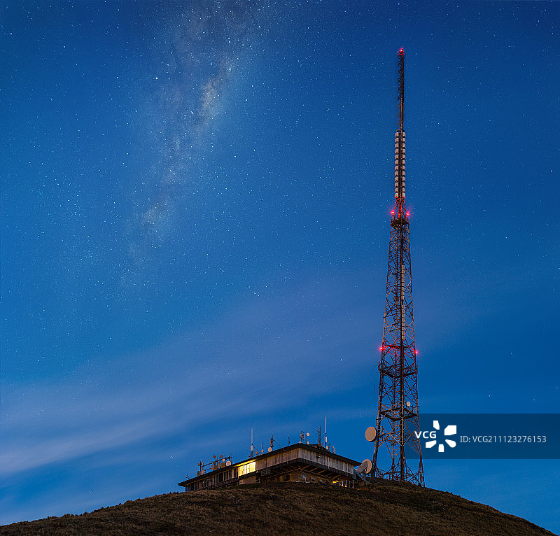 新西兰基督城山顶夜空下的信号塔图片素材