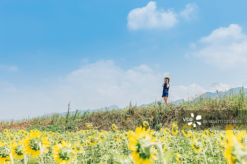 户外一个旅行时在拍照的女孩图片素材