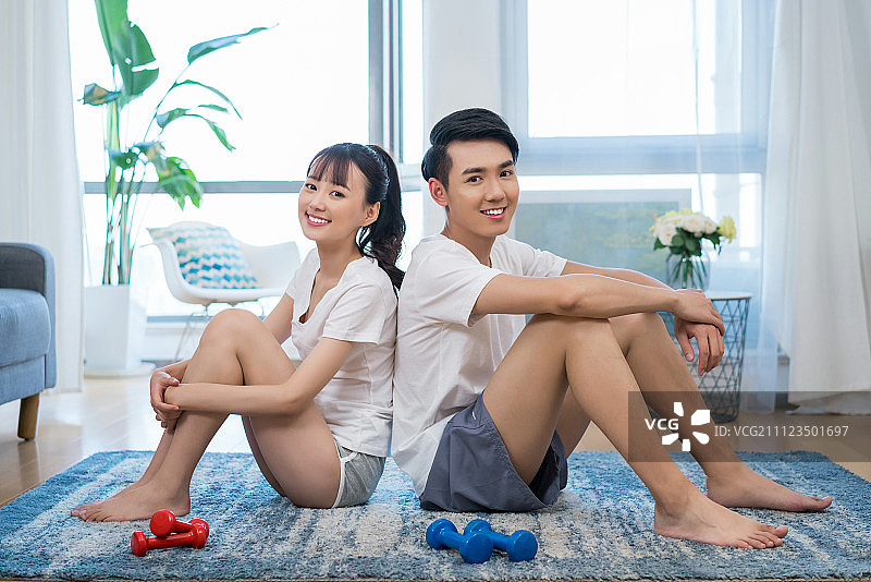 一对年轻情侣的休闲生活图片素材