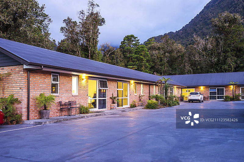 夜色下的路边的汽车旅馆和停车场图片素材