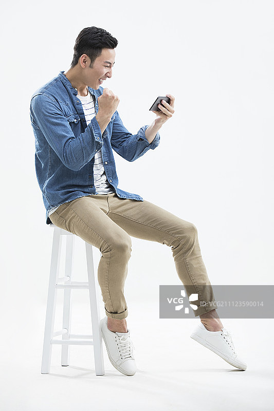 年轻男子拿着手机图片素材