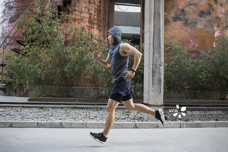 男轻男子在户外跑步健身图片素材