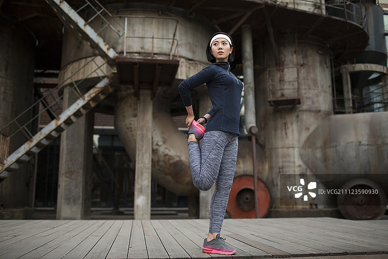 年轻女子在户外运动健身图片素材