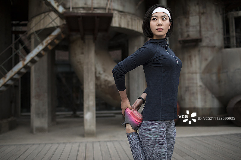 年轻女子在户外运动健身图片素材