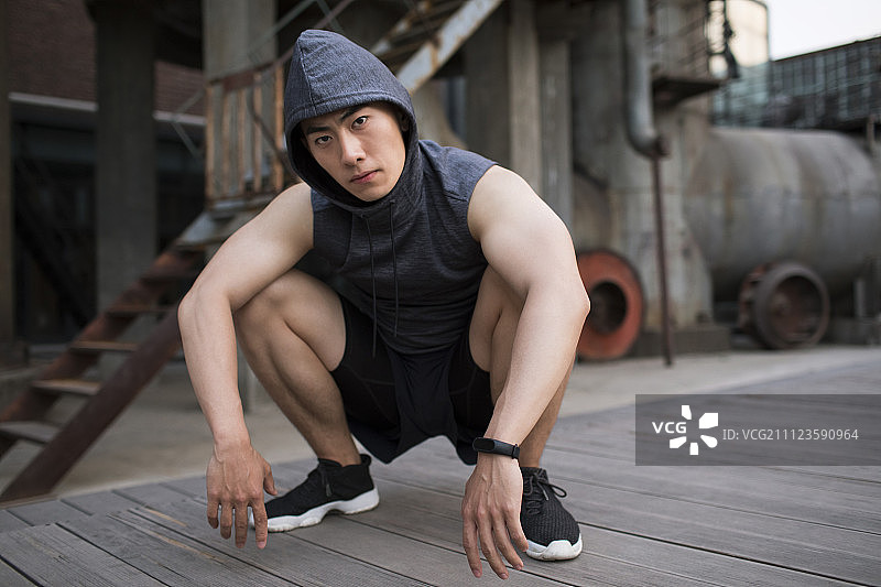 年轻男子运动后休息图片素材