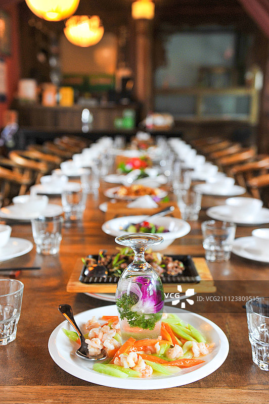 西餐桌上的中餐图片素材