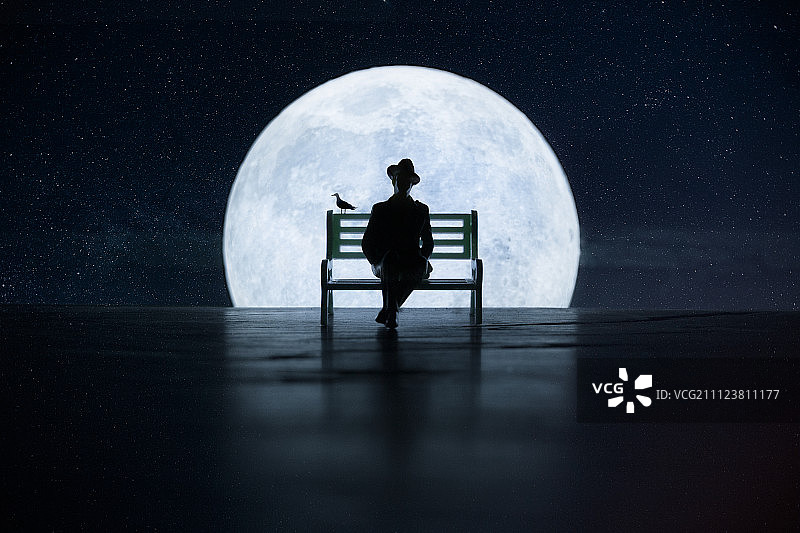 满月下独自等待的男人图片素材