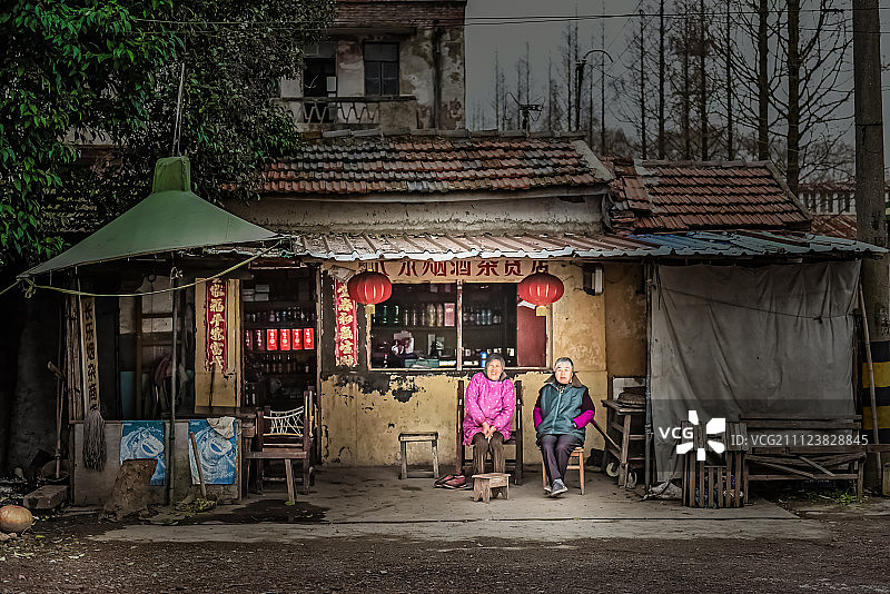 杂货店的两位老太太图片素材