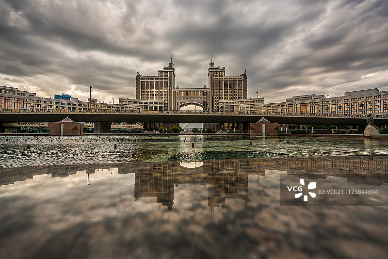 阿斯塔纳的建筑哈萨克斯坦国家石油天然气公司总部图片素材